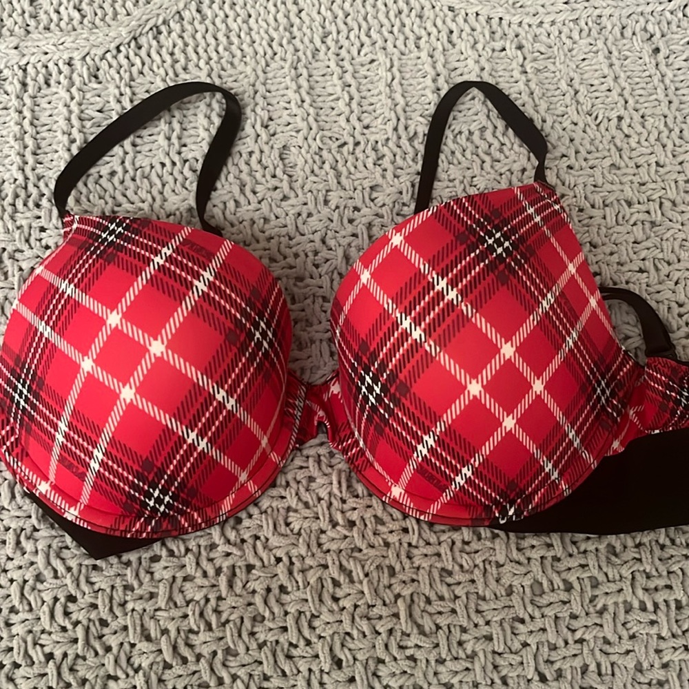 34C VS Pink Bra